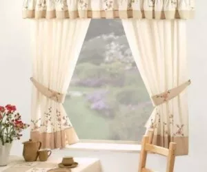 Curtain for a small window 18 e1660140595260